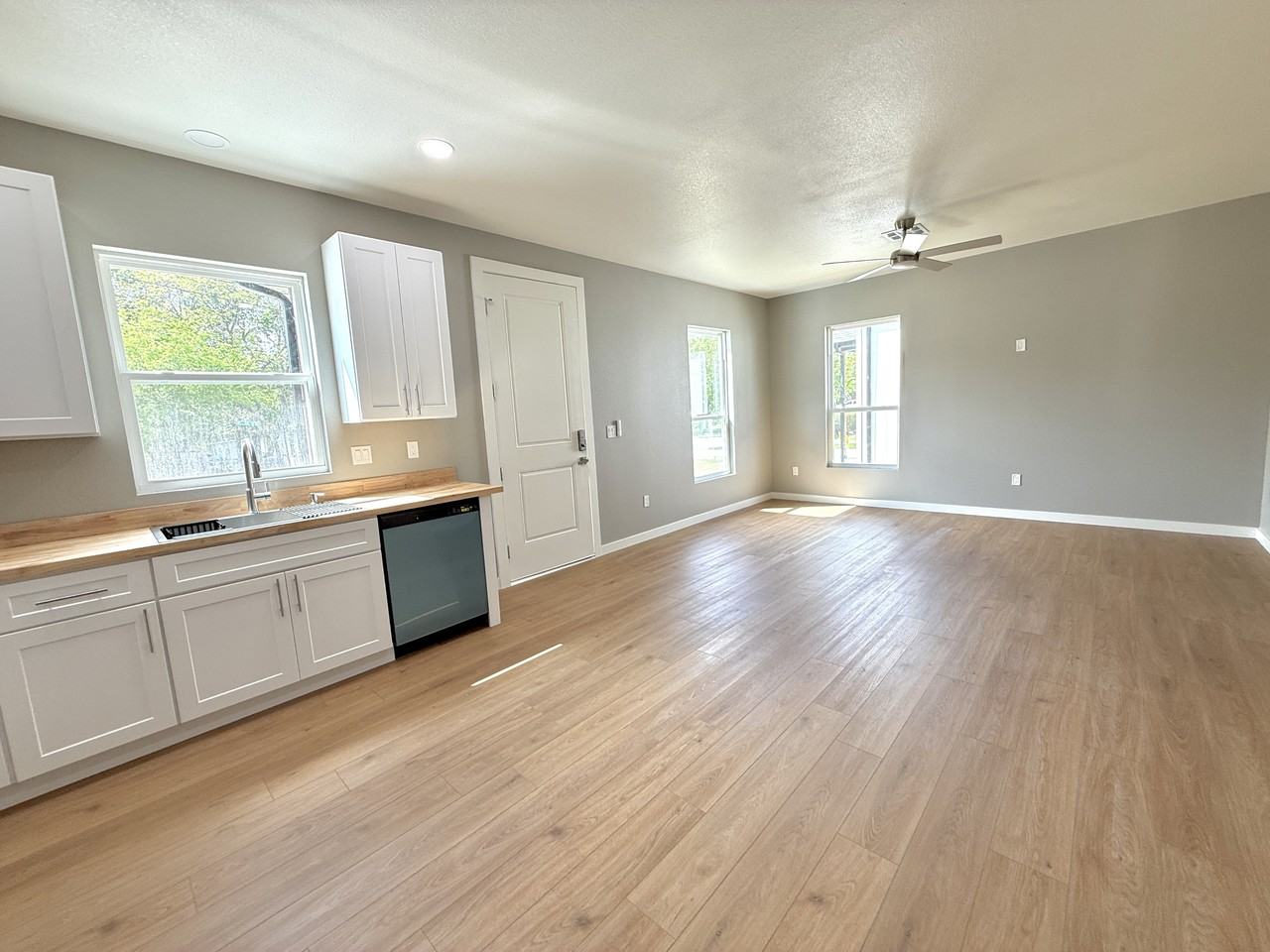 924 F St Sw #1 - Photo 4 of 18