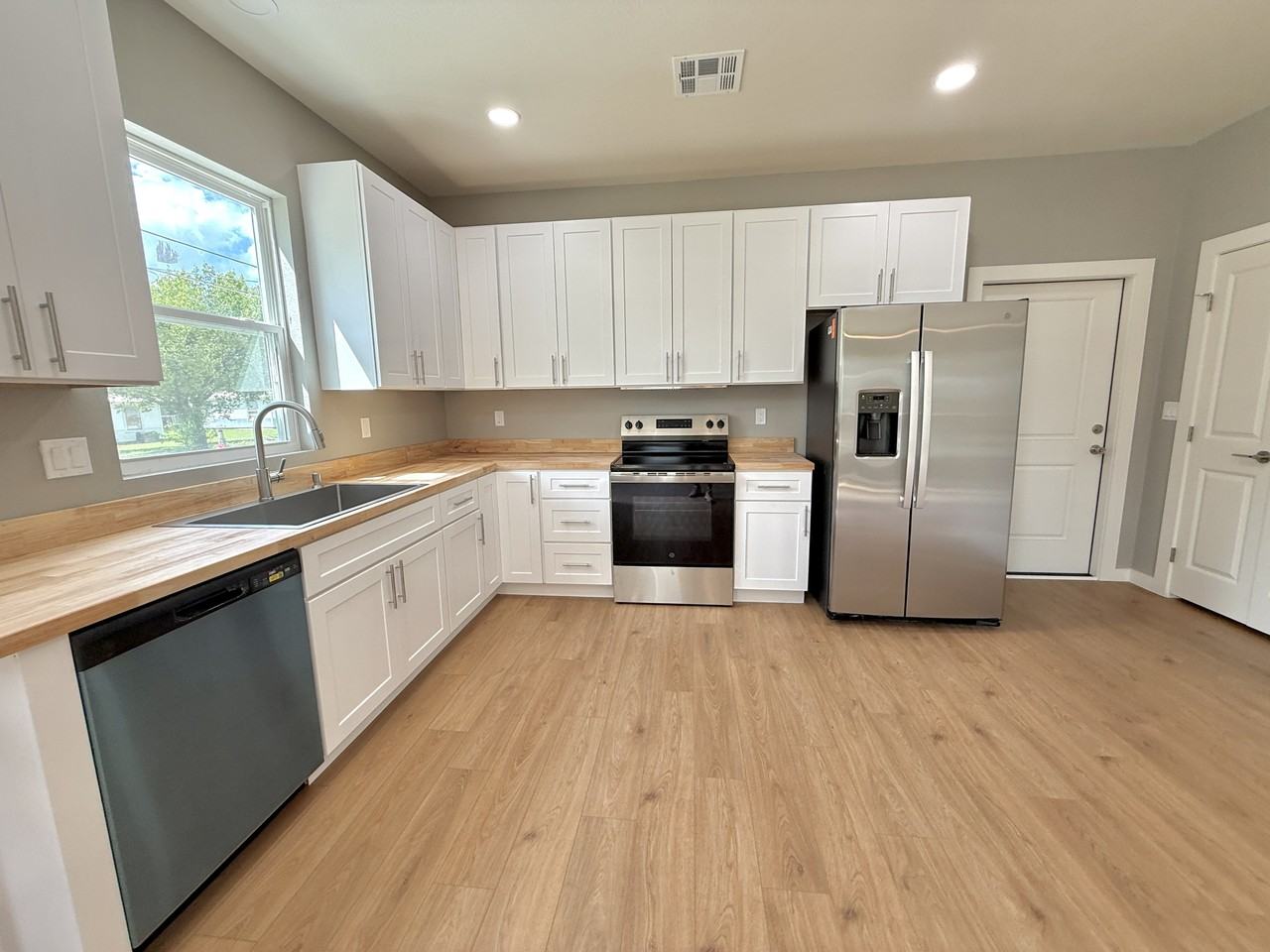 914 F St Sw #1 - Photo 3 of 19