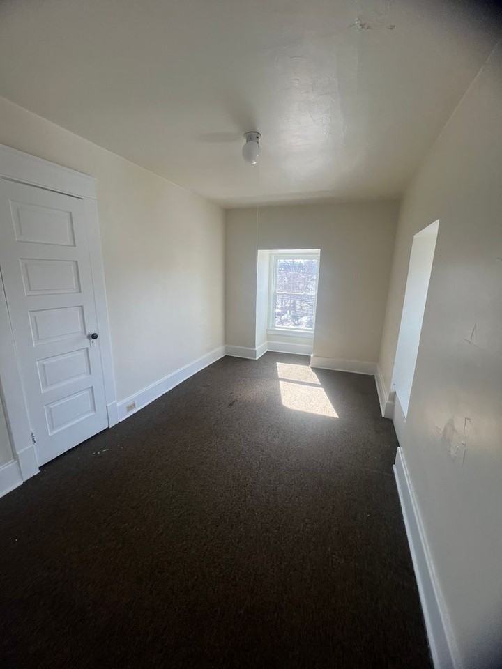 1054 E 10th St - Photo 2 of 19