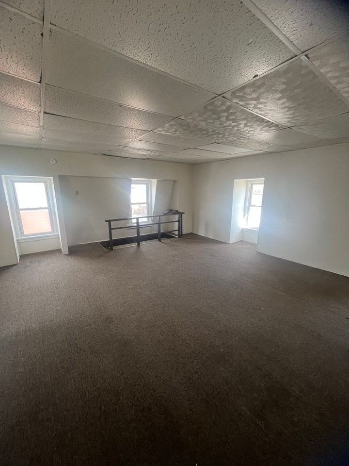 1054 E 10th St - Photo 3 of 19