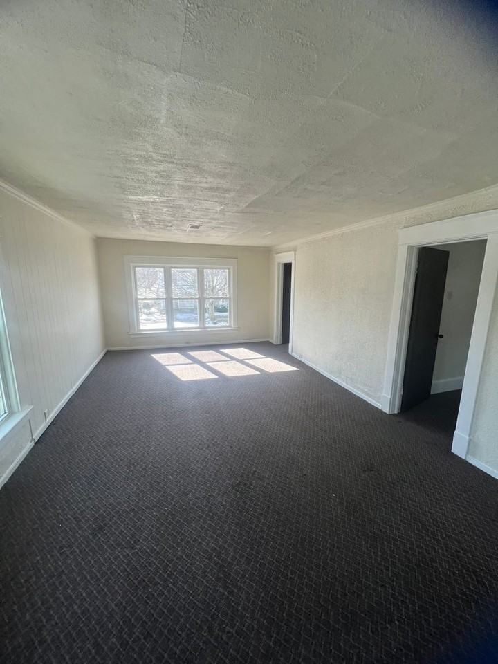 1054 E 10th St - Photo 4 of 19