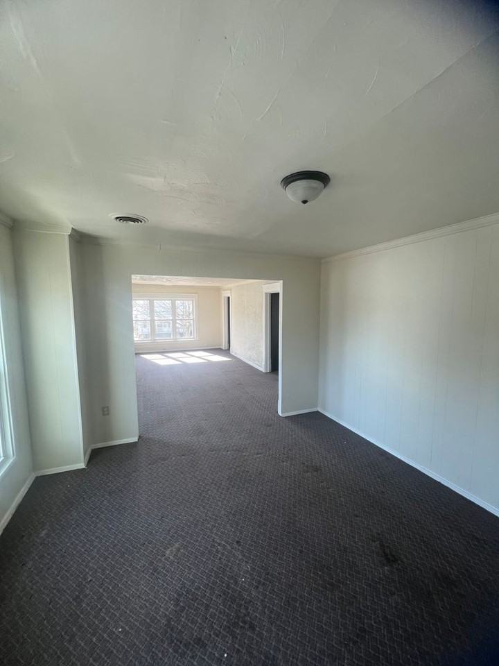 1054 E 10th St - Photo 5 of 19