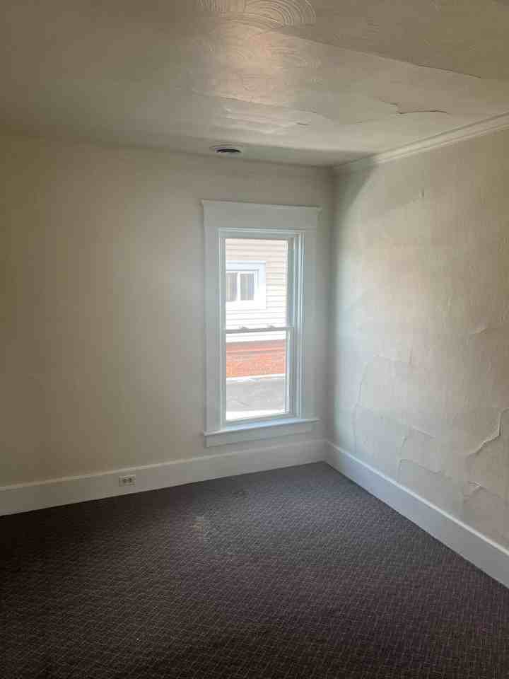 1054 E 10th St - Photo 6 of 19