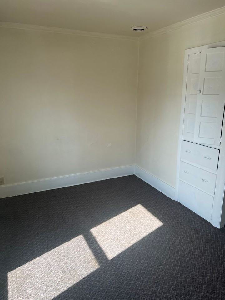 1054 E 10th St - Photo 7 of 19