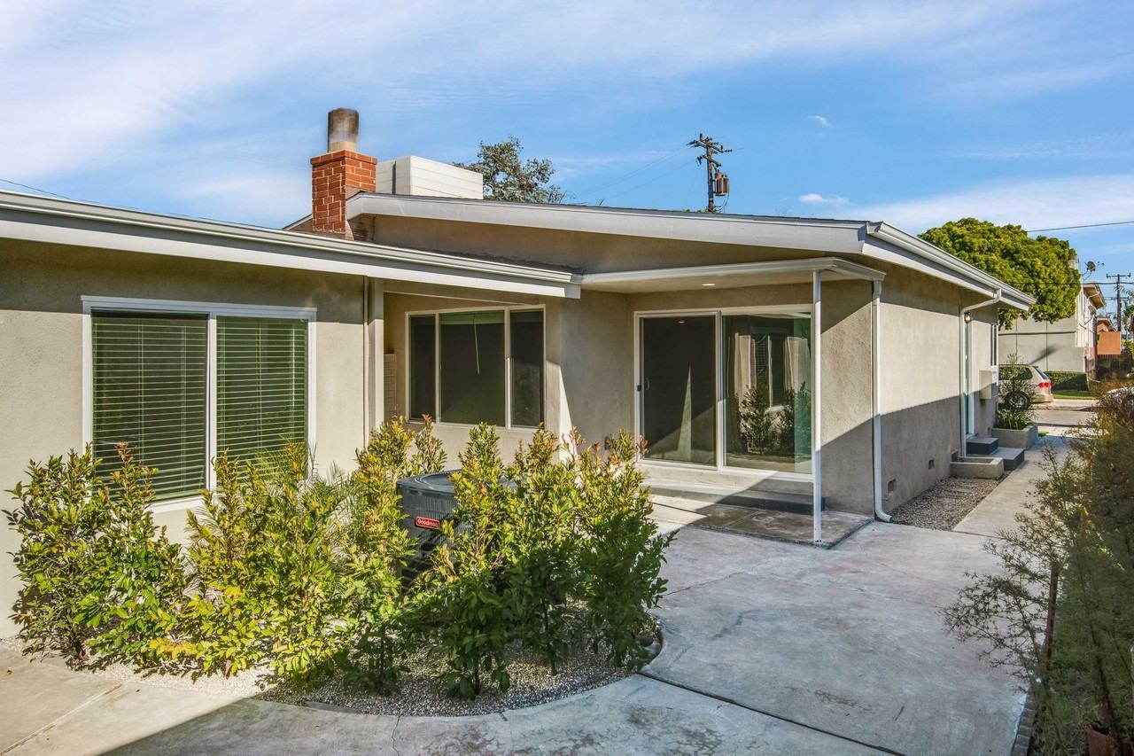 21009 Wood Ave - Photo 4 of 6