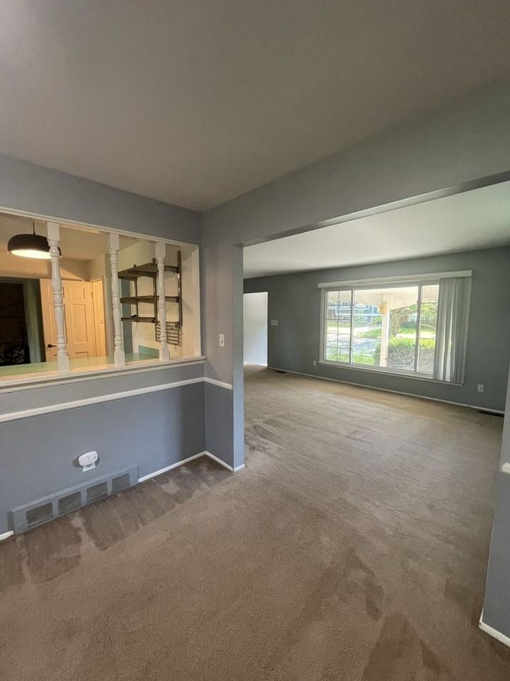 2163 Yorktown Dr - Photo 6 of 38