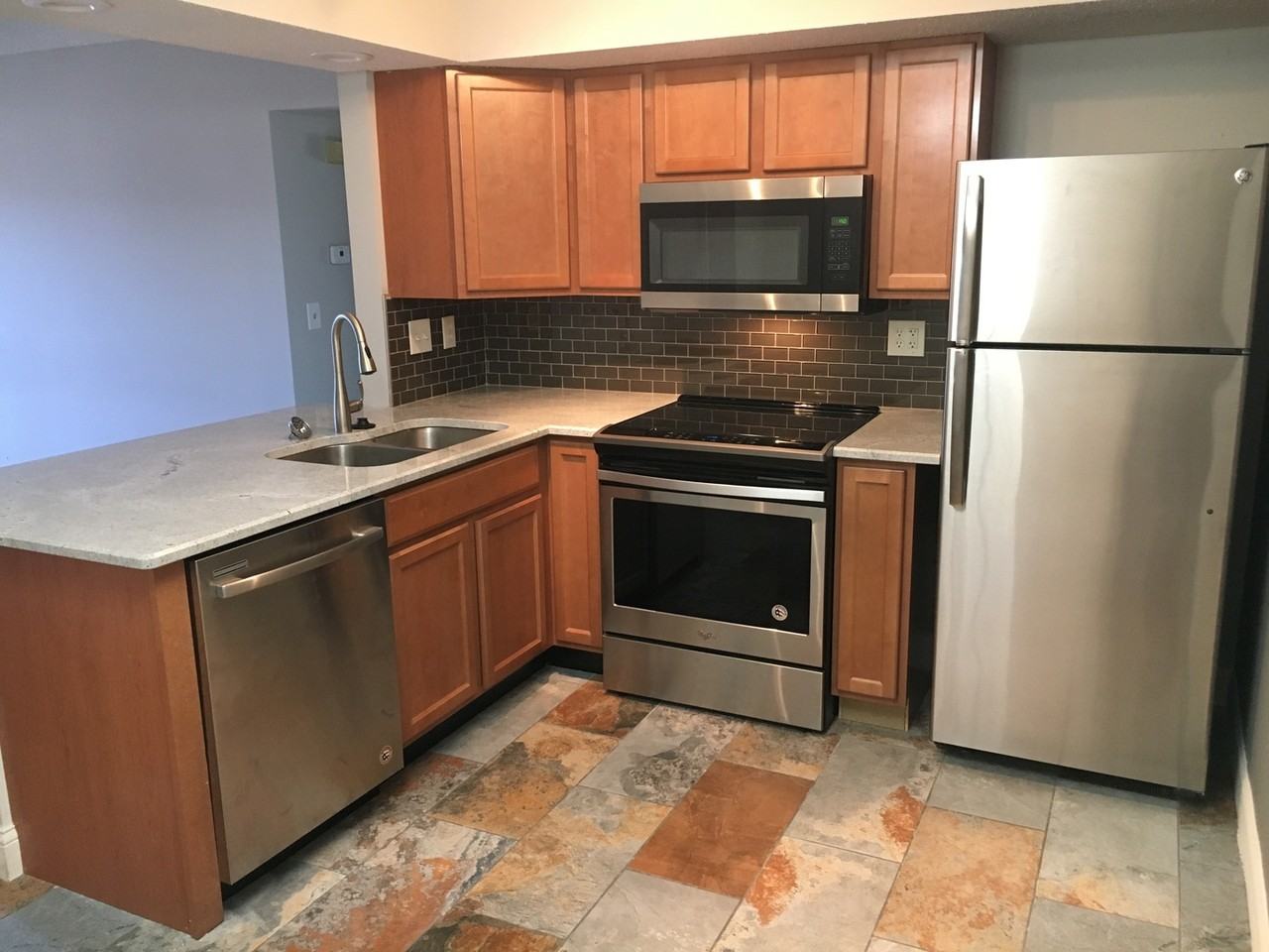 1460 Summergate Pkwy - Photo 3 of 9