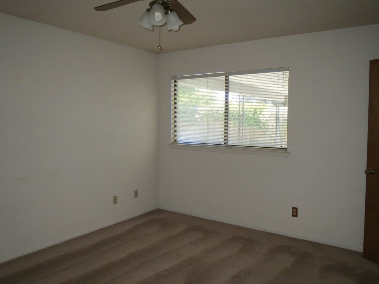 3675 Sunnyside Ave - Photo 5 of 9