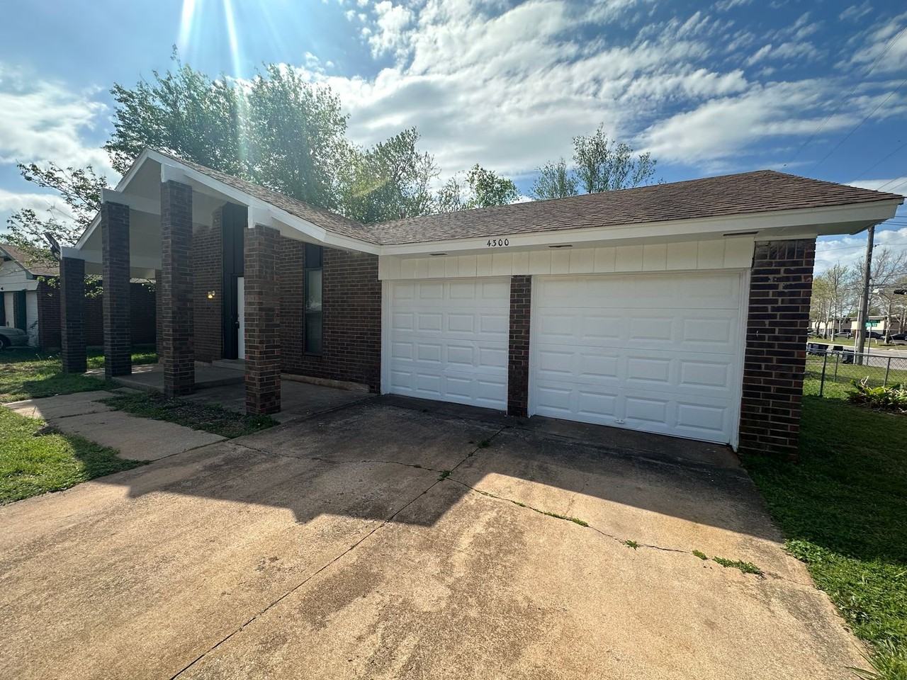 4300 Lunow Dr - Photo 3 of 44