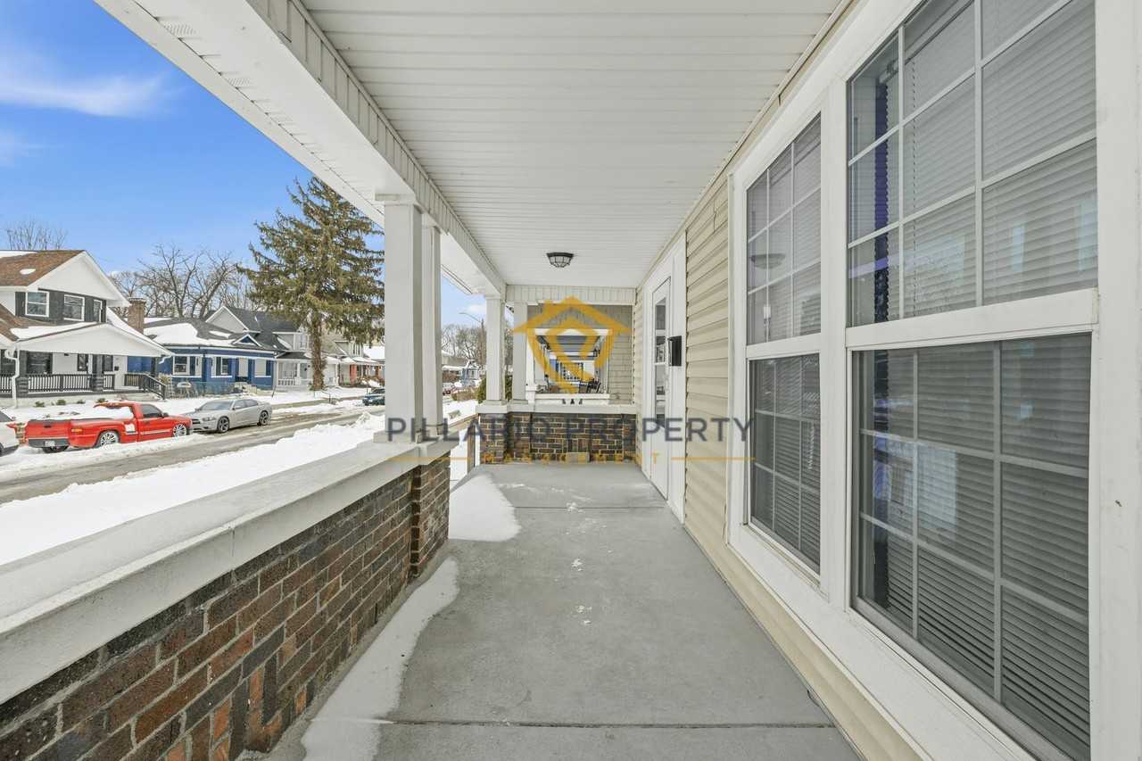 3625 N Kenwood Ave - Photo 2 of 24