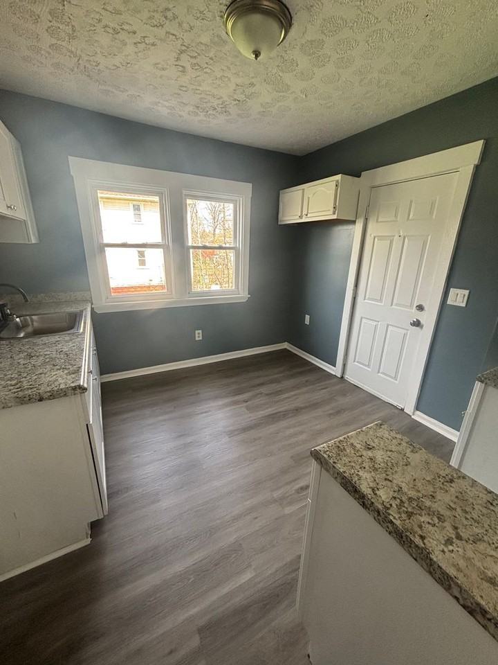 4391 E 139th St - Photo 4 of 12