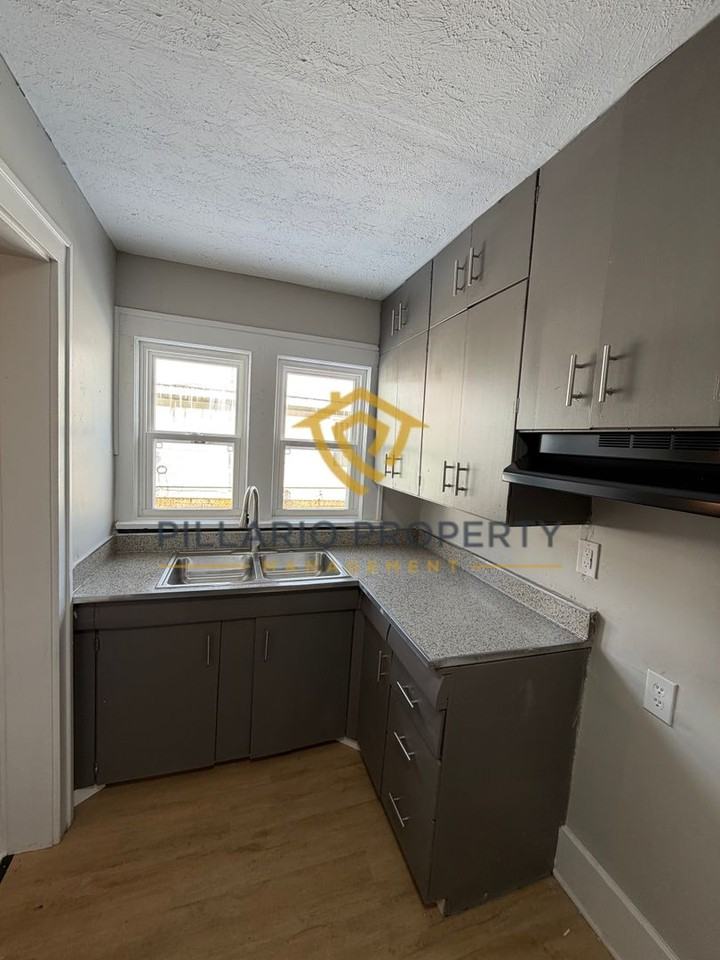 711 W 22nd St - Photo 2 of 27