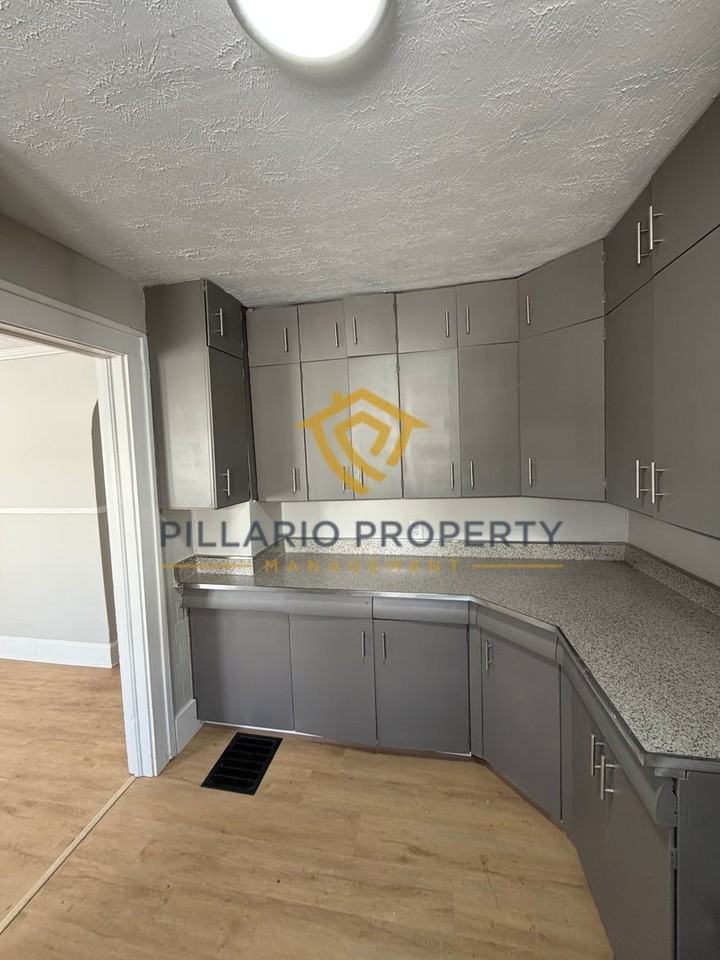 711 W 22nd St - Photo 3 of 27