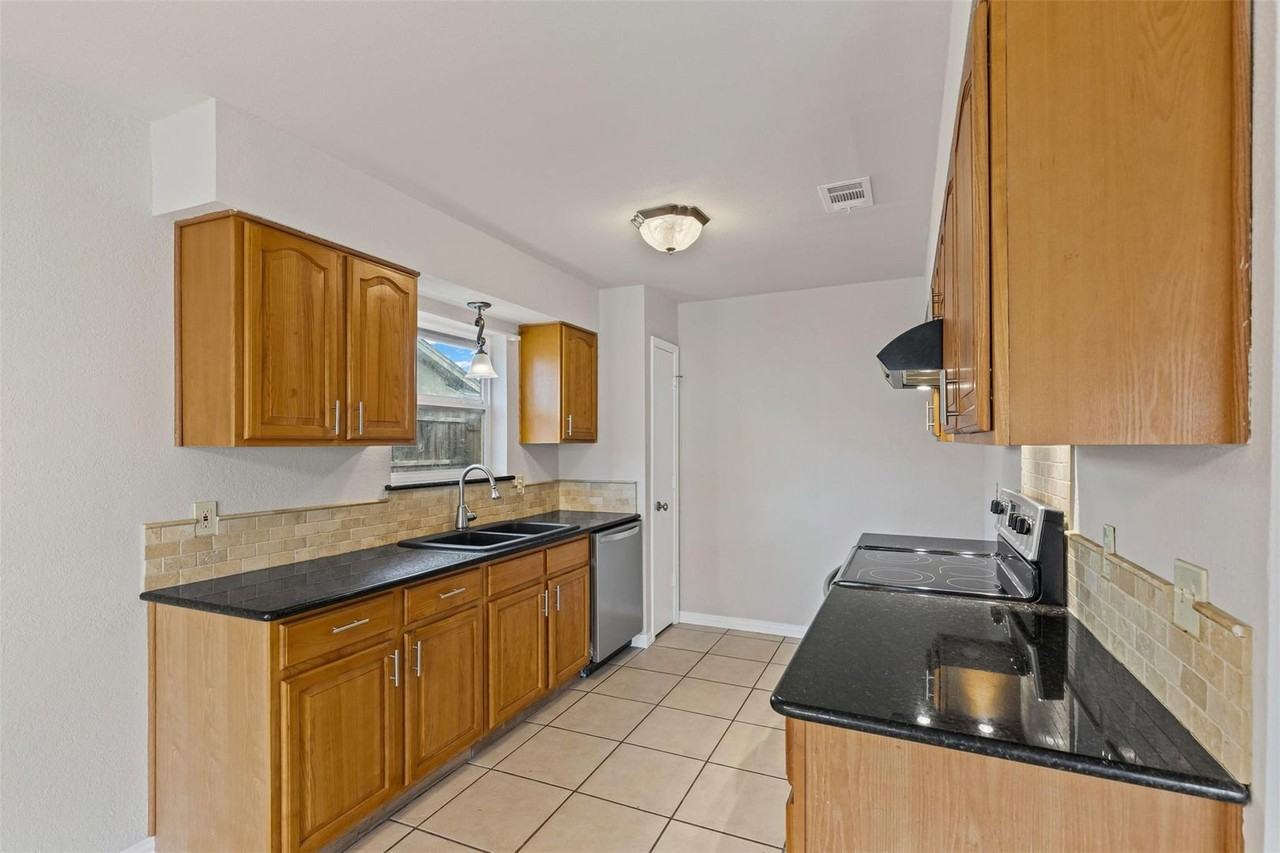 1605 Morningside Dr - Photo 4 of 40