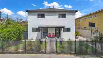 featured image of 915 E 91st St