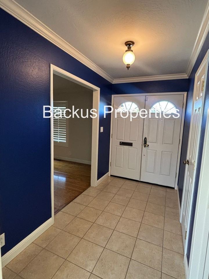 211 Chaucer Dr - Photo 4 of 28