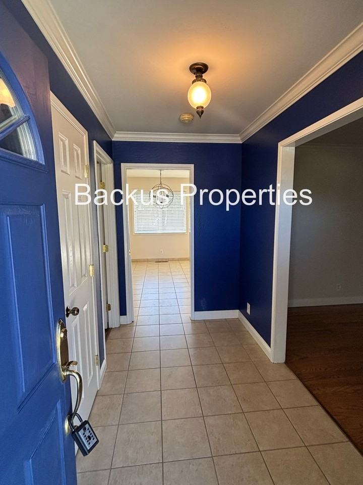 211 Chaucer Dr - Photo 5 of 28