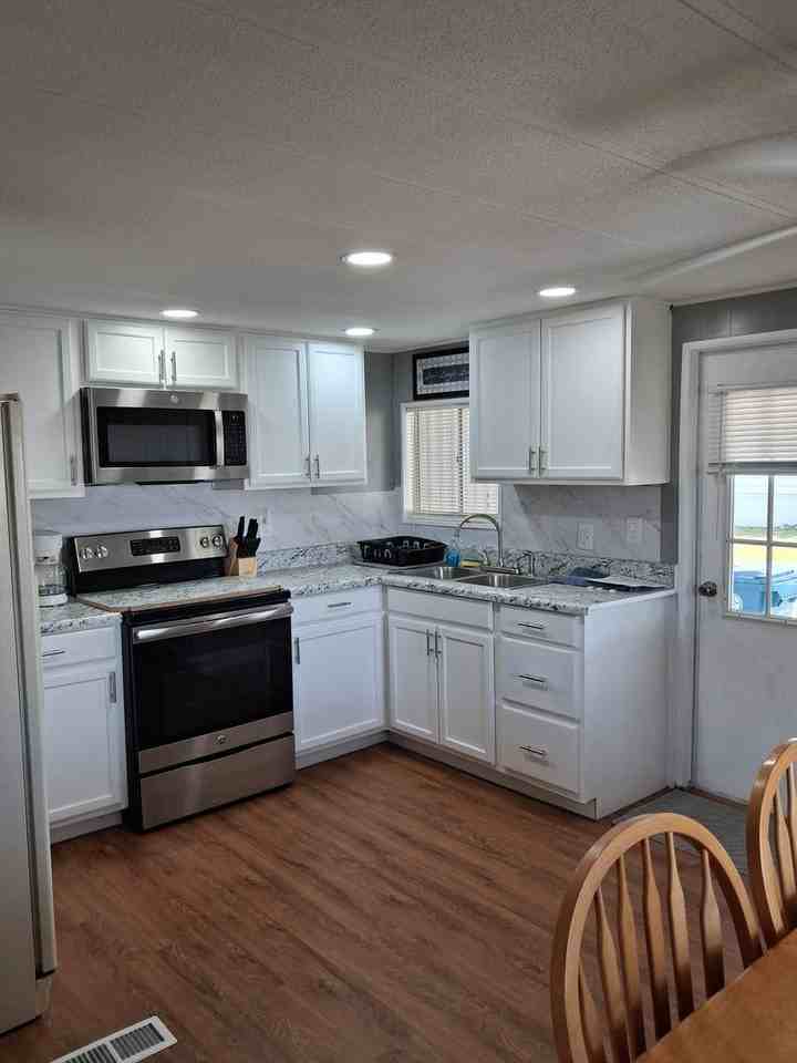 8071 Dinsmore St - Photo 2 of 14