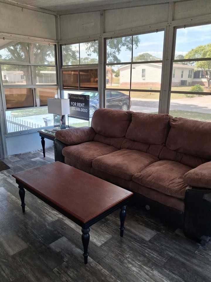 8071 Dinsmore St - Photo 4 of 14