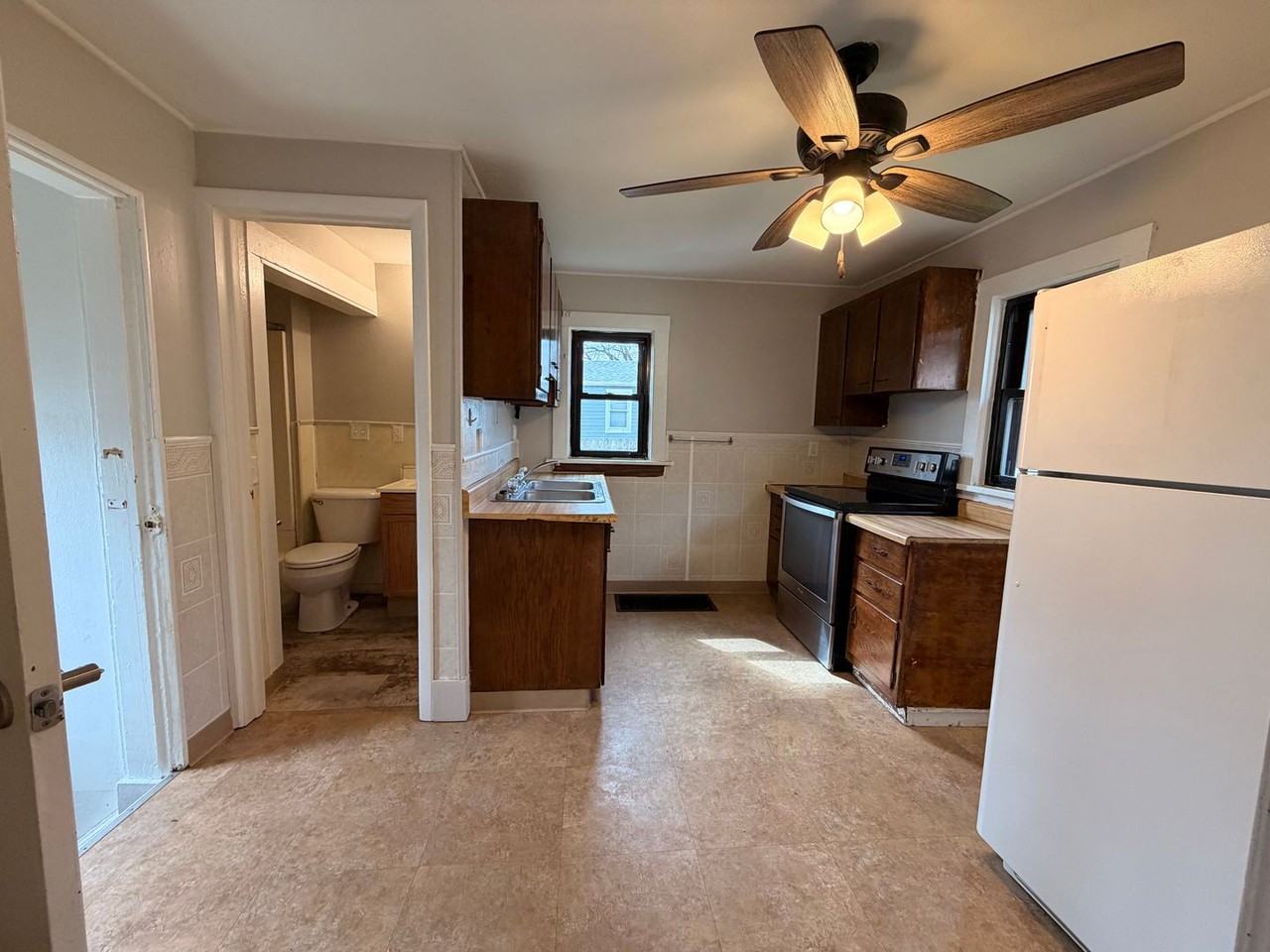 308 S 19th St - Photo 2 of 5