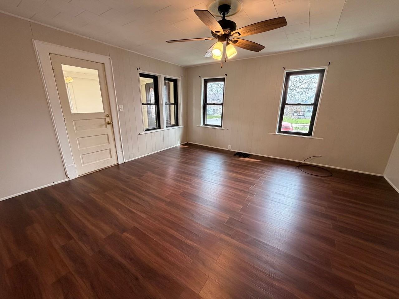 308 S 19th St - Photo 3 of 5