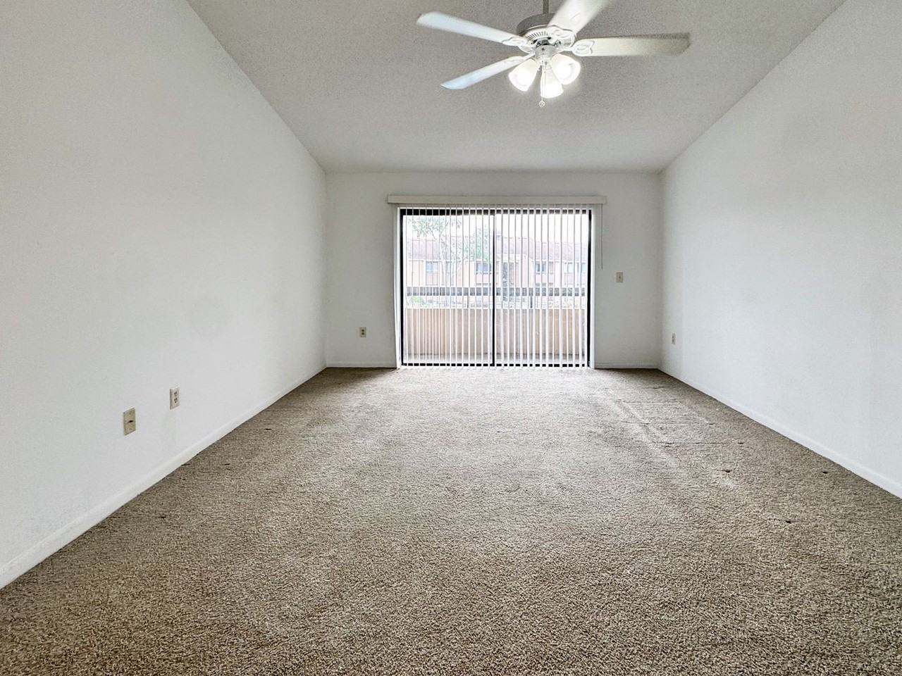 5275 Vineland Rd - Photo 7 of 17