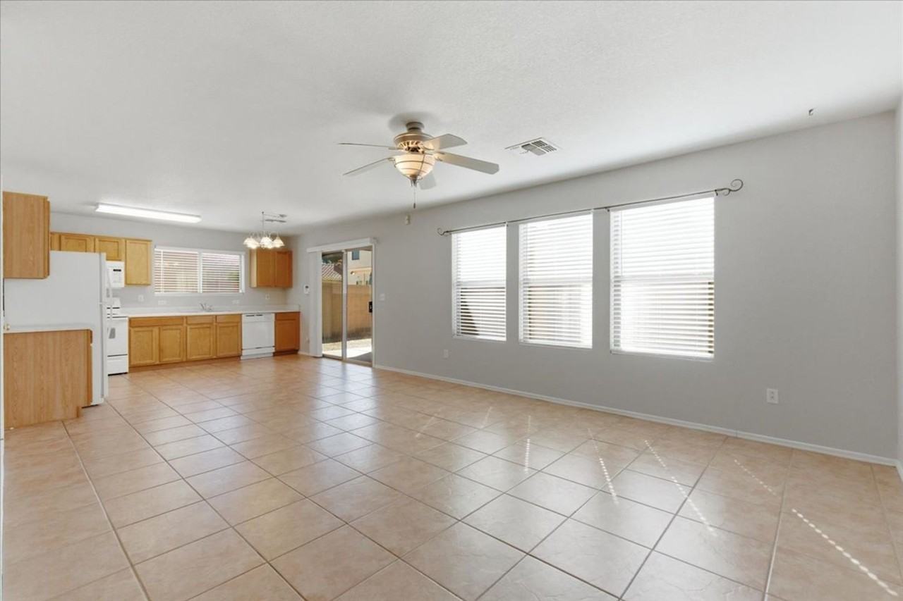 2413 E Hazeltine Way - Photo 5 of 46