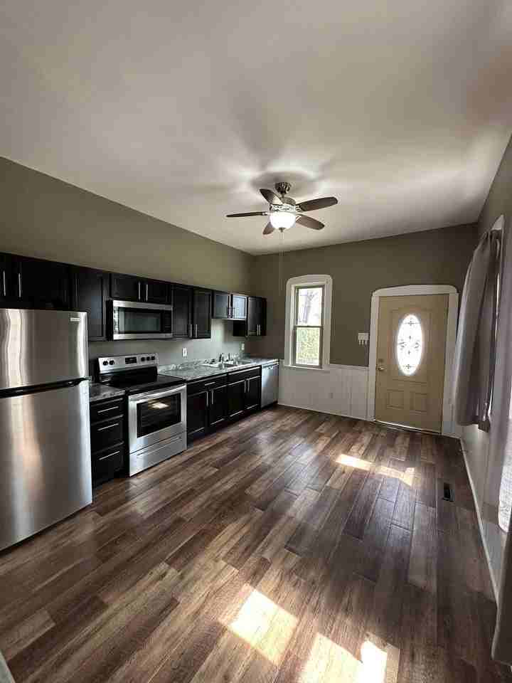 309 S 8th St - Photo 4 of 30