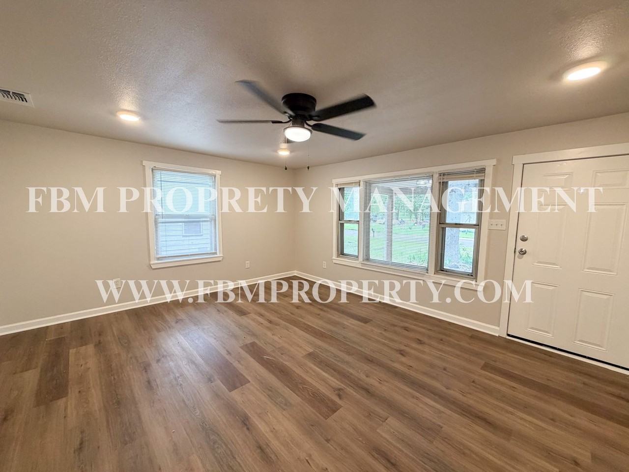 303 E Thompson St - Photo 3 of 25