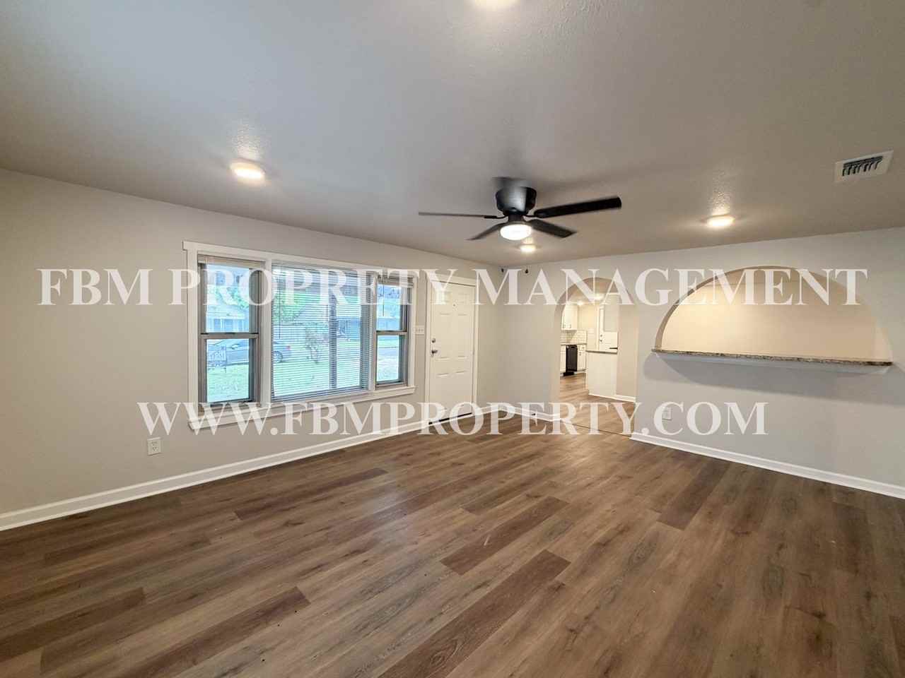 303 E Thompson St - Photo 4 of 25