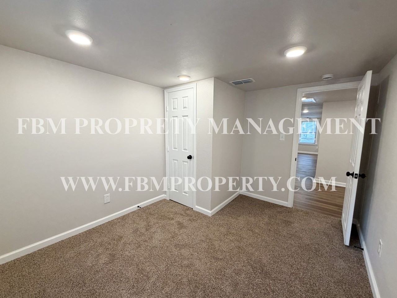 303 E Thompson St - Photo 6 of 25