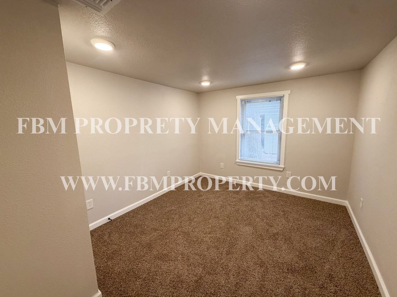 303 E Thompson St - Photo 7 of 25