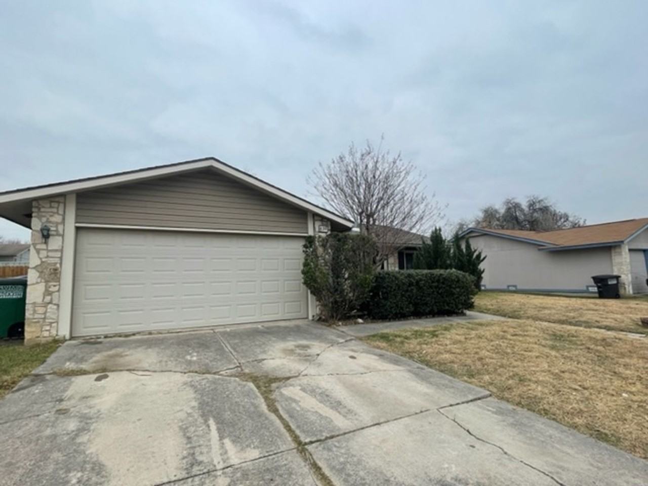 838 Saddlebrook Dr - Photo 2 of 19