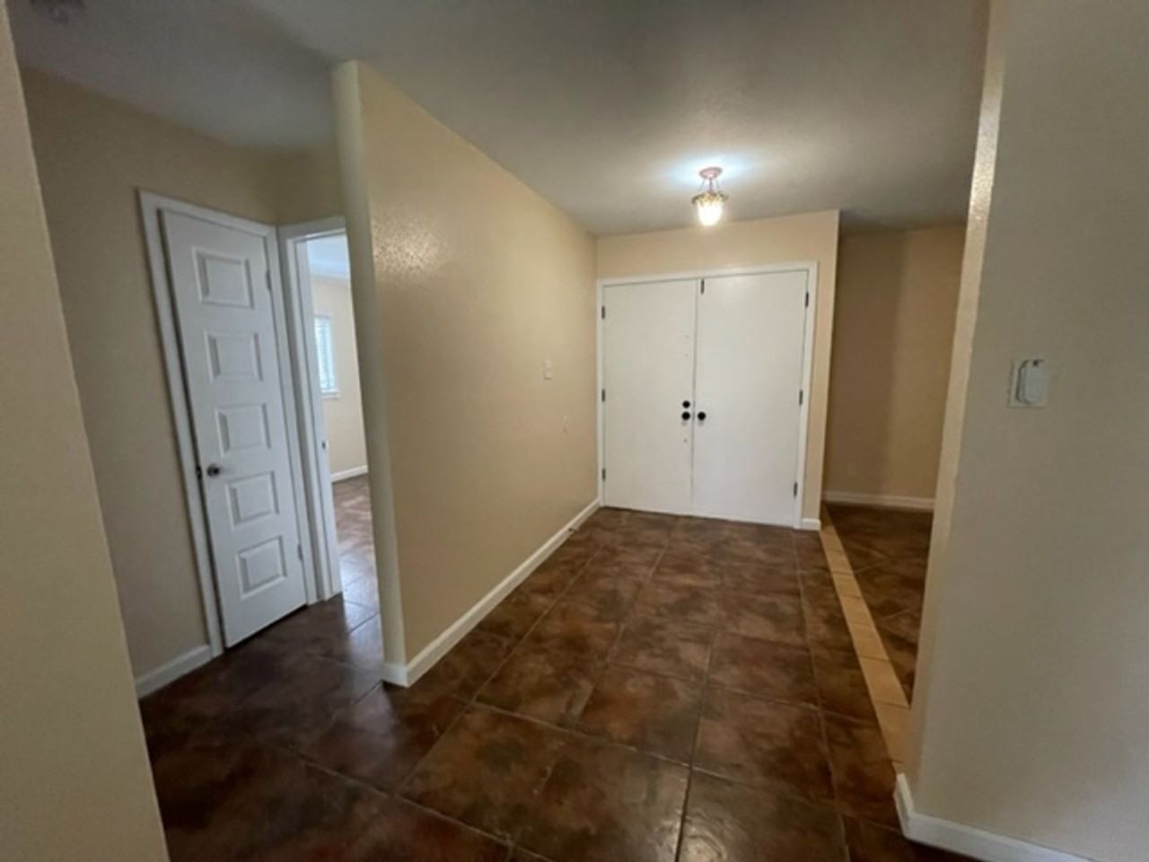 838 Saddlebrook Dr - Photo 4 of 19