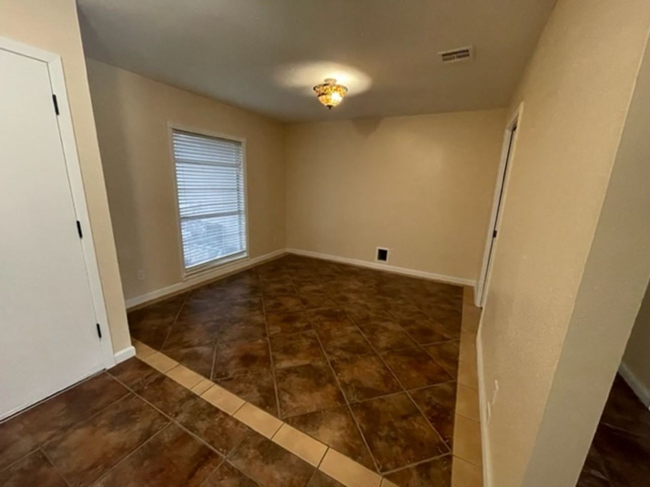 838 Saddlebrook Dr - Photo 5 of 19