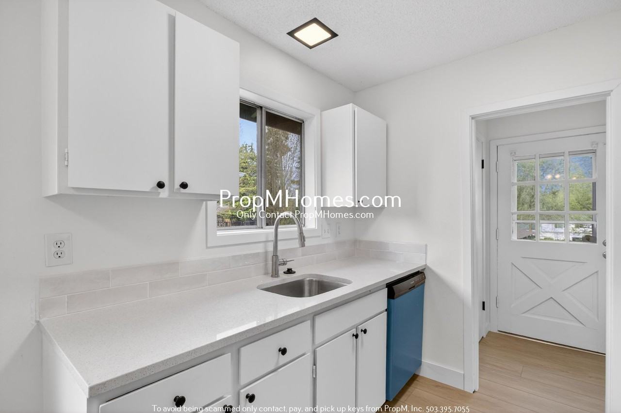 6056 Sw Valley Ave - Photo 6 of 18