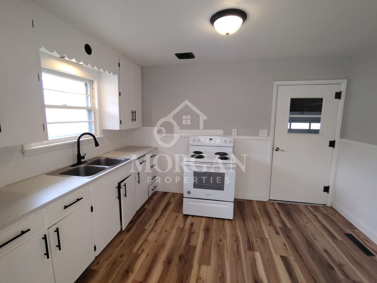 815 S Main St #B - Photo 3 of 6