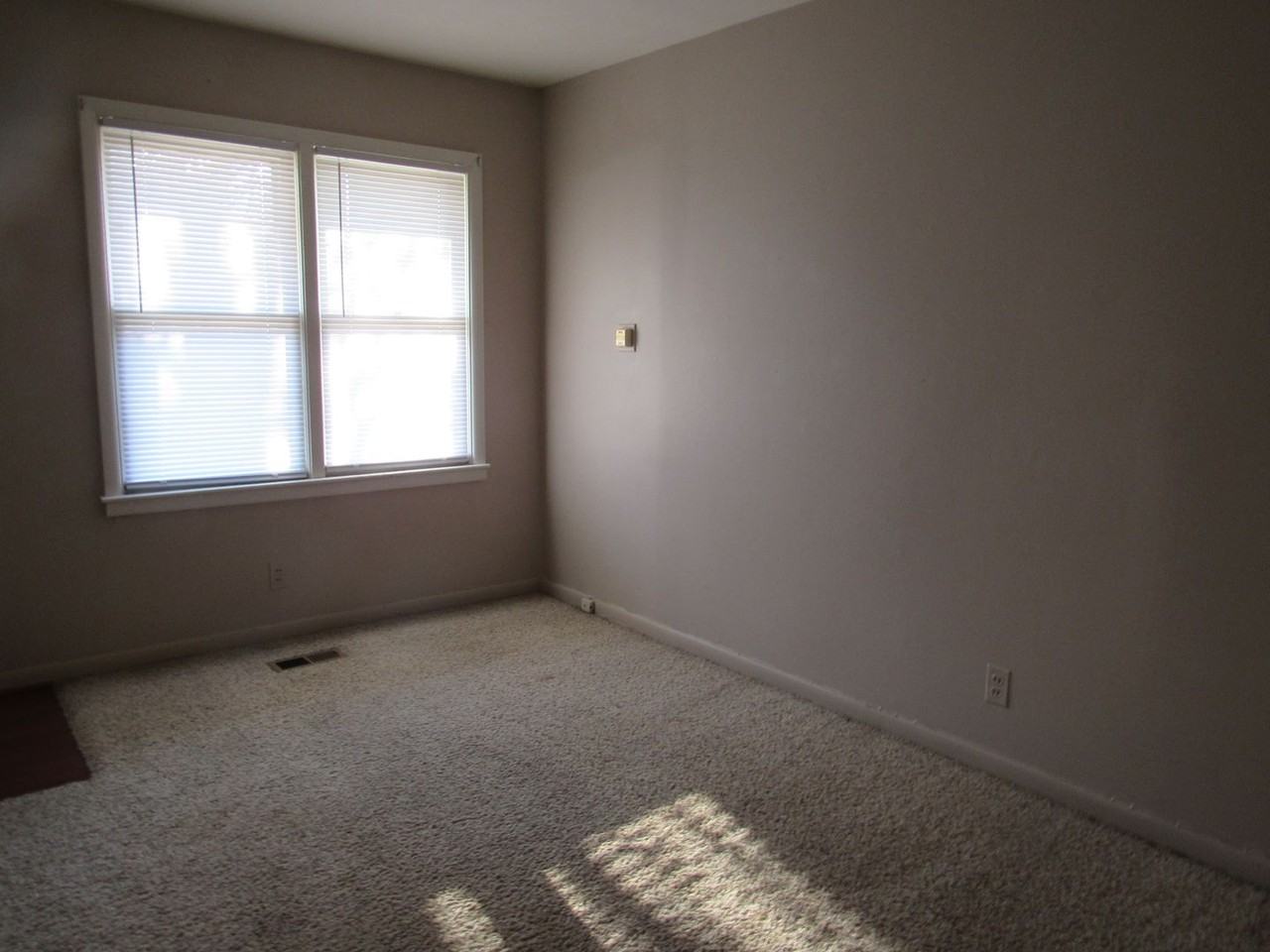 1038 S Nebraska Ave - Photo 4 of 13