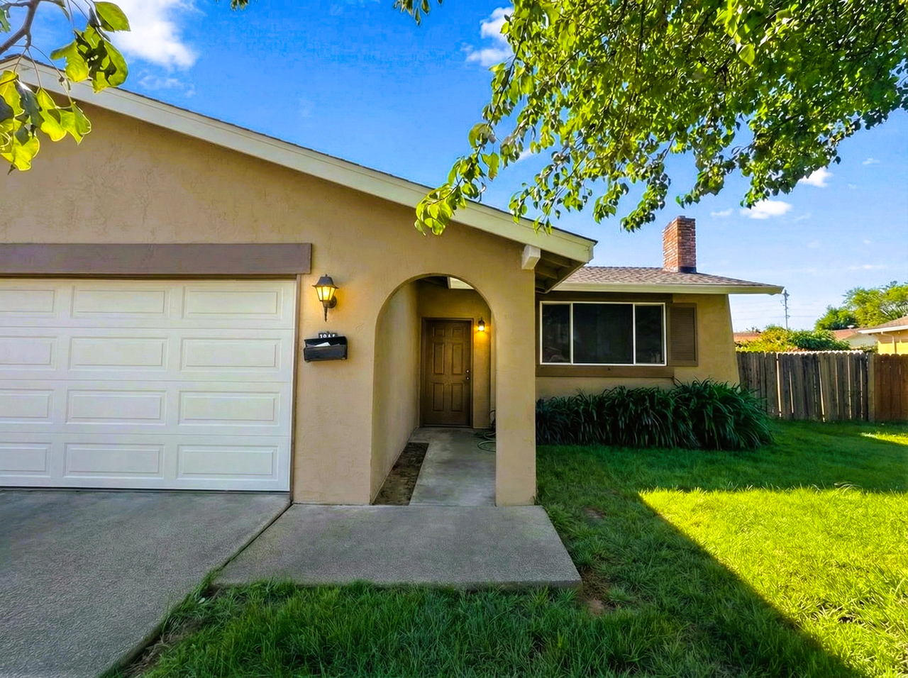 1037 Mockingbird Ln - Photo 2 of 14