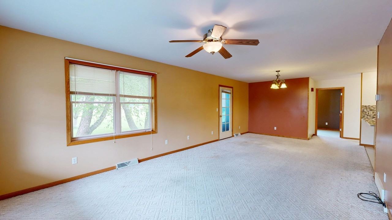 111 Hegge St - Photo 3 of 30
