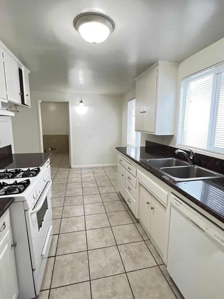 2708 Occidental St - Photo 6 of 20