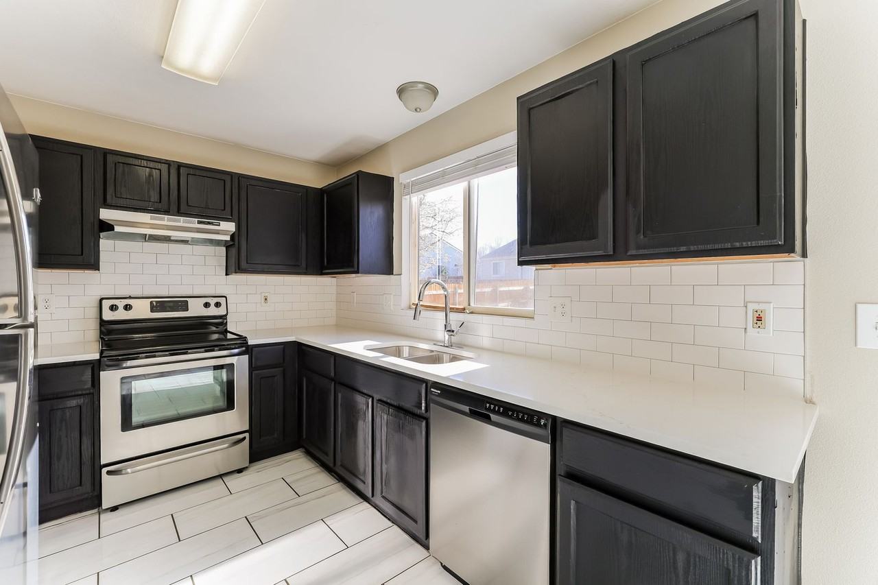 5083 Helena Ct - Photo 7 of 35