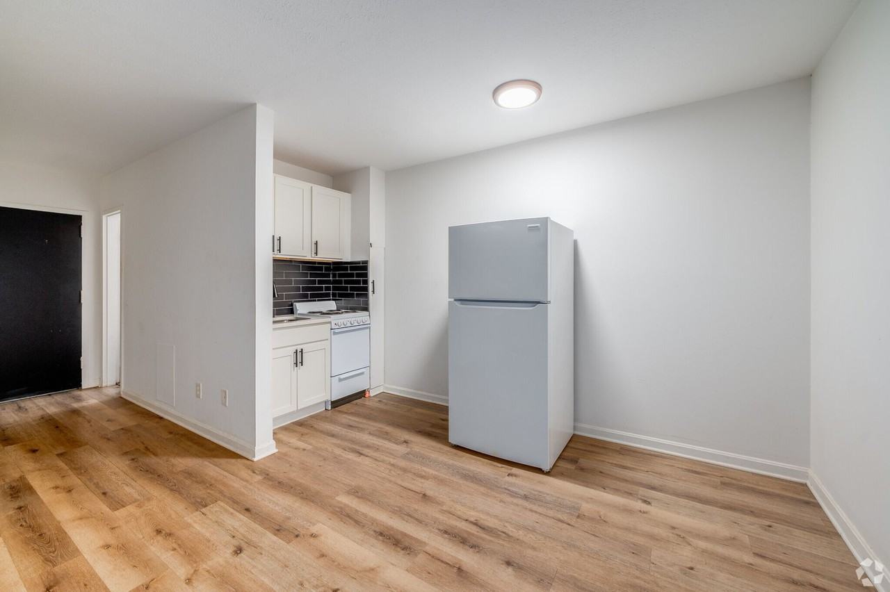 12955 Larchmere Boulevard - Photo 2 of 5