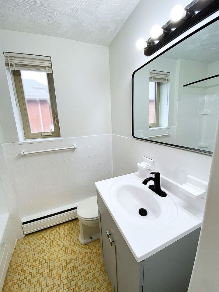 12955 Larchmere Boulevard - Photo 3 of 5