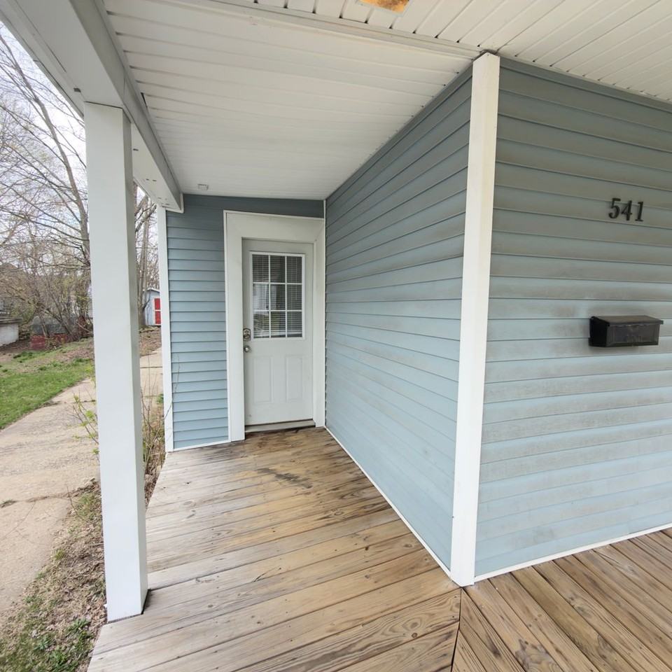 541 Eastern Ave Ne - Photo 2 of 18