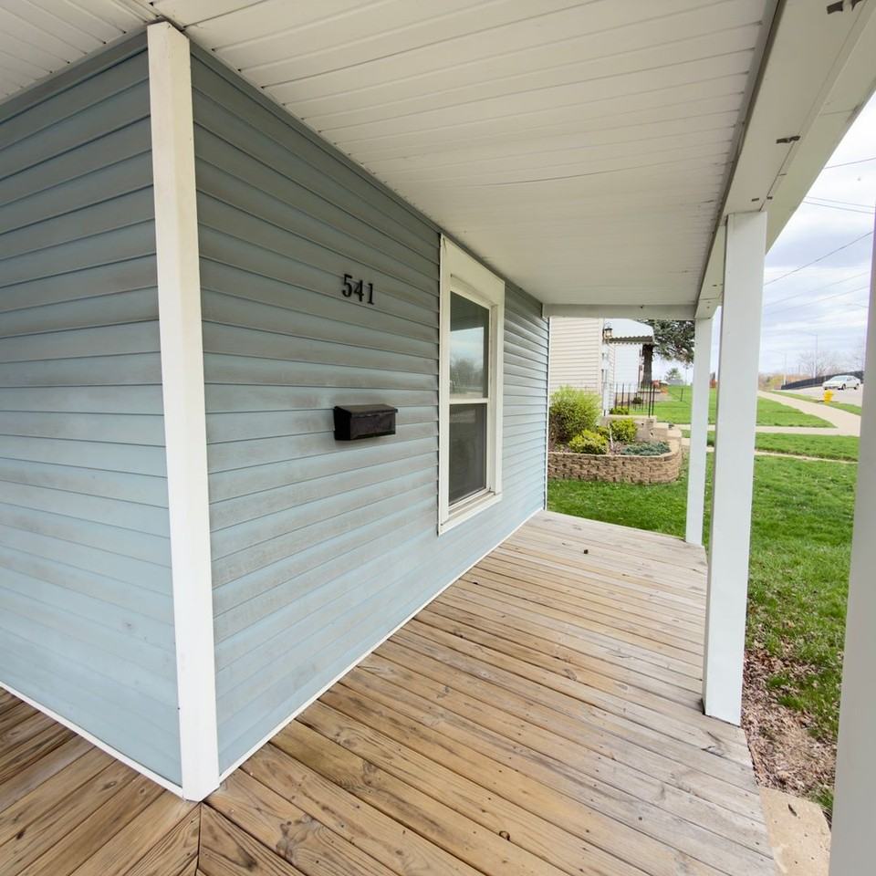 541 Eastern Ave Ne - Photo 3 of 18