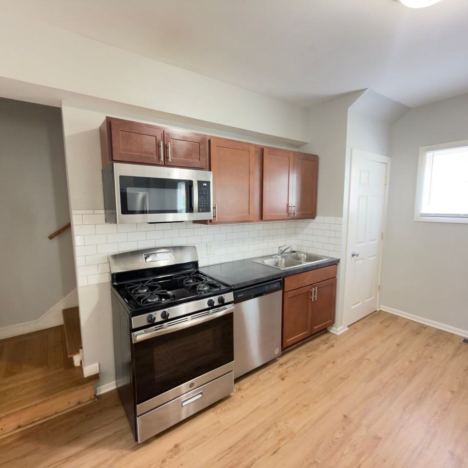 541 Eastern Ave Ne - Photo 4 of 18