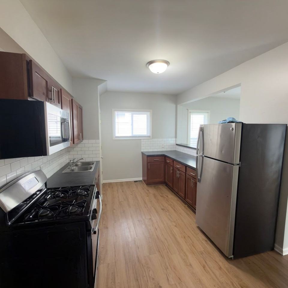 541 Eastern Ave Ne - Photo 5 of 18