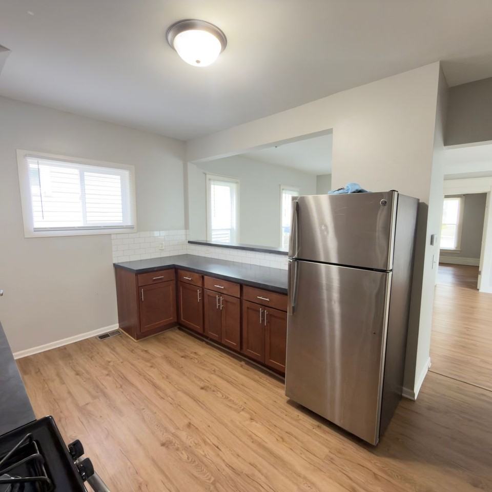 541 Eastern Ave Ne - Photo 6 of 18