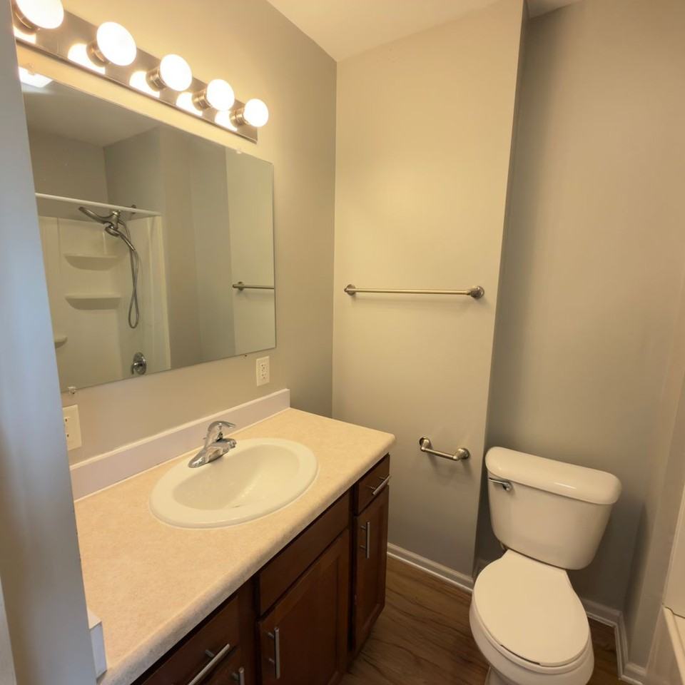 541 Eastern Ave Ne - Photo 7 of 18